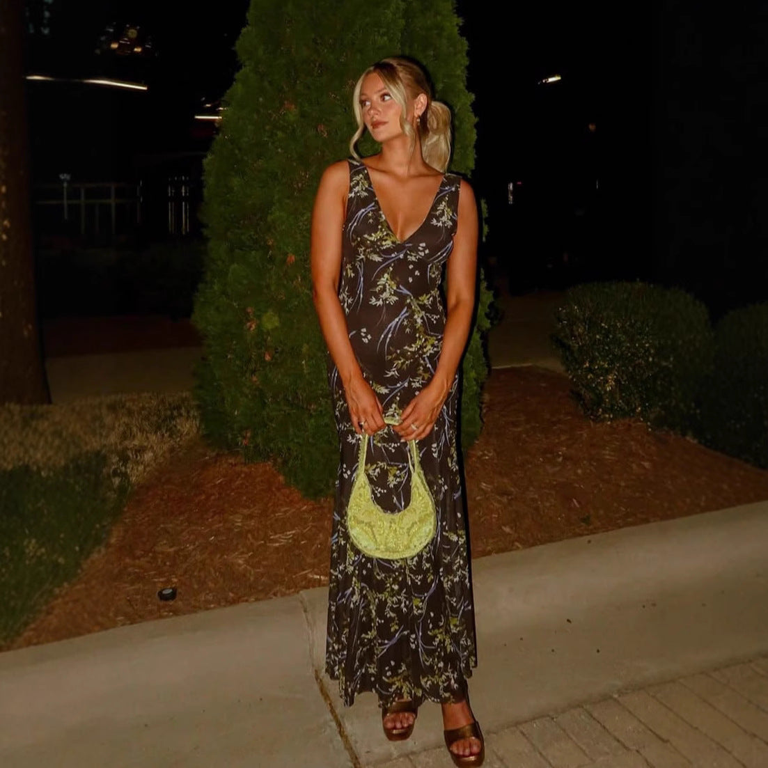 Damen Maxikleid mit floralen Akzenten und elegantem V-Ausschnitt Sovae