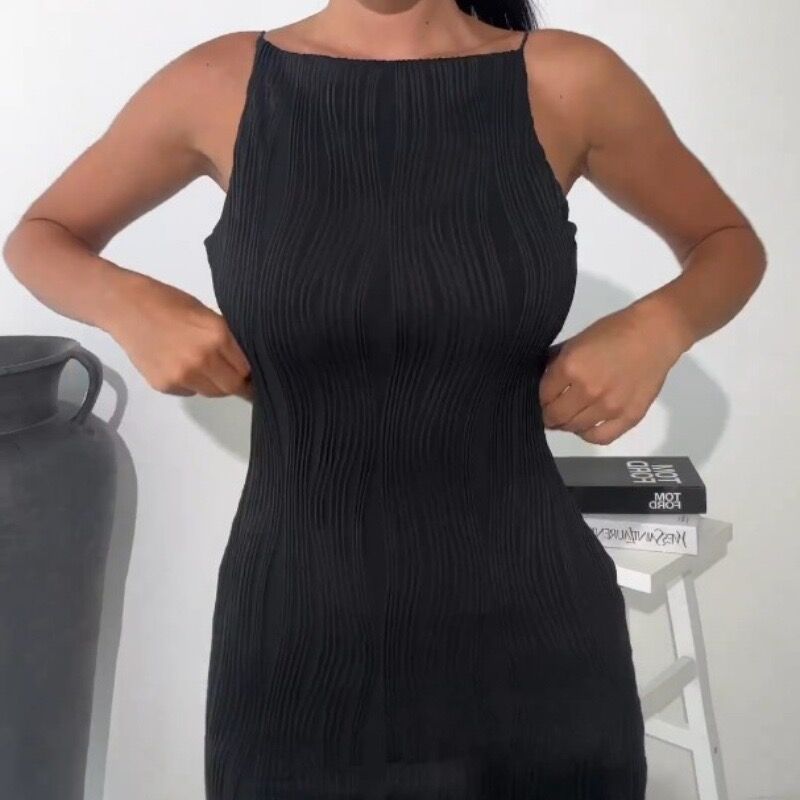 Damen figurbetontes Minikleid mit feinen Plissee-Details Sovae