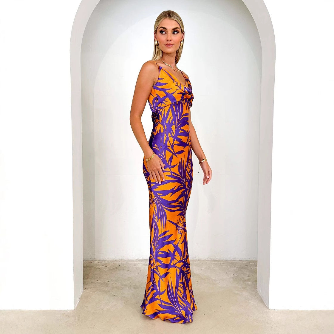 Damen elegantes Maxikleid mit raffiniertem Faltenwurf und trendigem Blattmuster Sovae