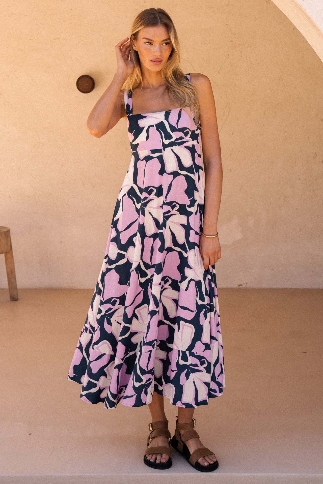 Damen Maxikleid mit buntem Blumenmuster und tailliertem Oberteil Sovae