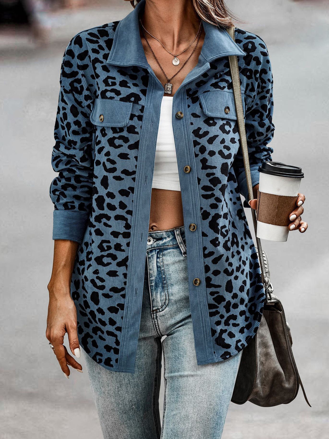 Damen Freizeitjacke mit strukturiertem Leopardenmuster und praktischen Taschen Sovae