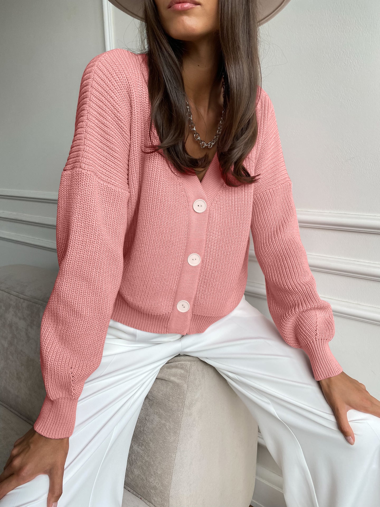 Damen kuschelige Strickjacke mit umschlagbaren Ärmeln und modischen Knopfdetails Sovae