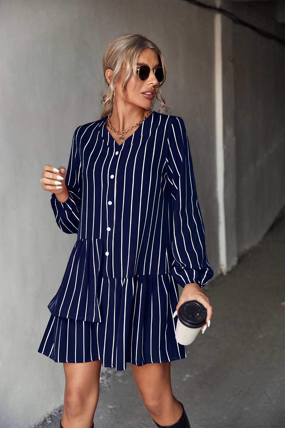 Damen gestreiftes Hemdblusenkleid mit voluminösem Rock und Knopfdetails Sovae