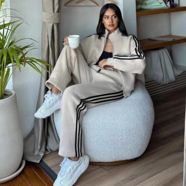 Damen Sportlicher Loungewear-Anzug mit hohem Kragen und seitlichen Streifen Sovae