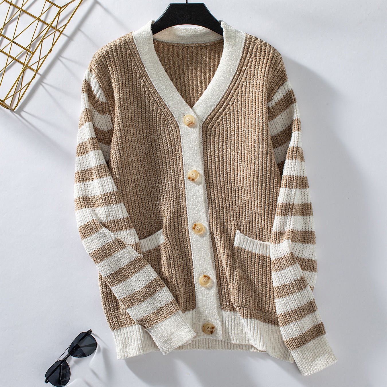 Damen modische Strickjacke mit dekorativem Rippenmuster und Streifen Sovae