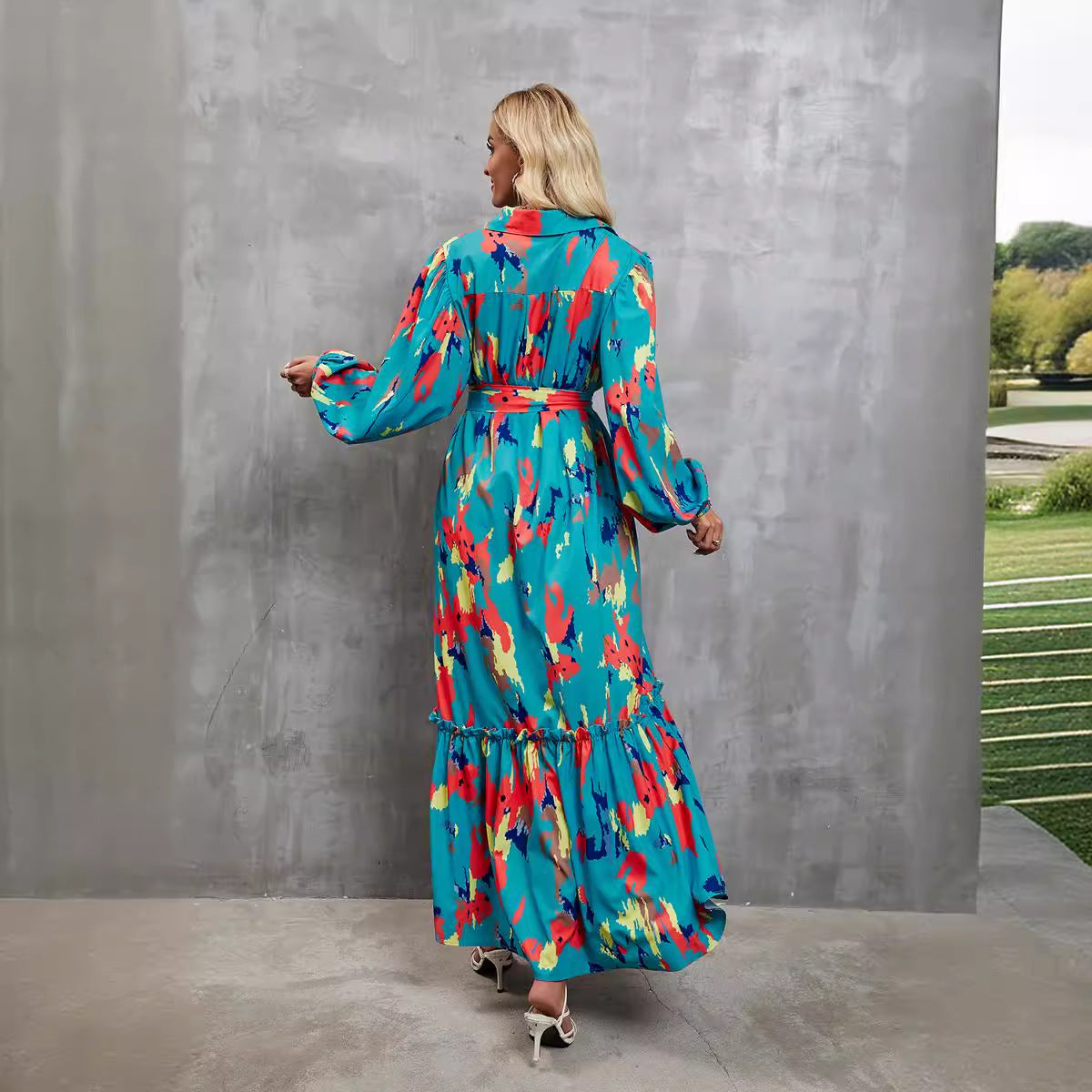 Damen elegantes Maxikleid mit hochgeschlossenem Kragen und farbenfrohem Muster Sovae