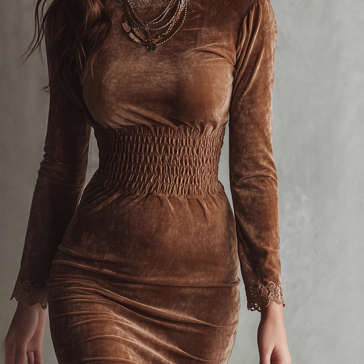 Damen figurbetontes Samtkleid mit Raffung und Spitzenakzenten Sovae