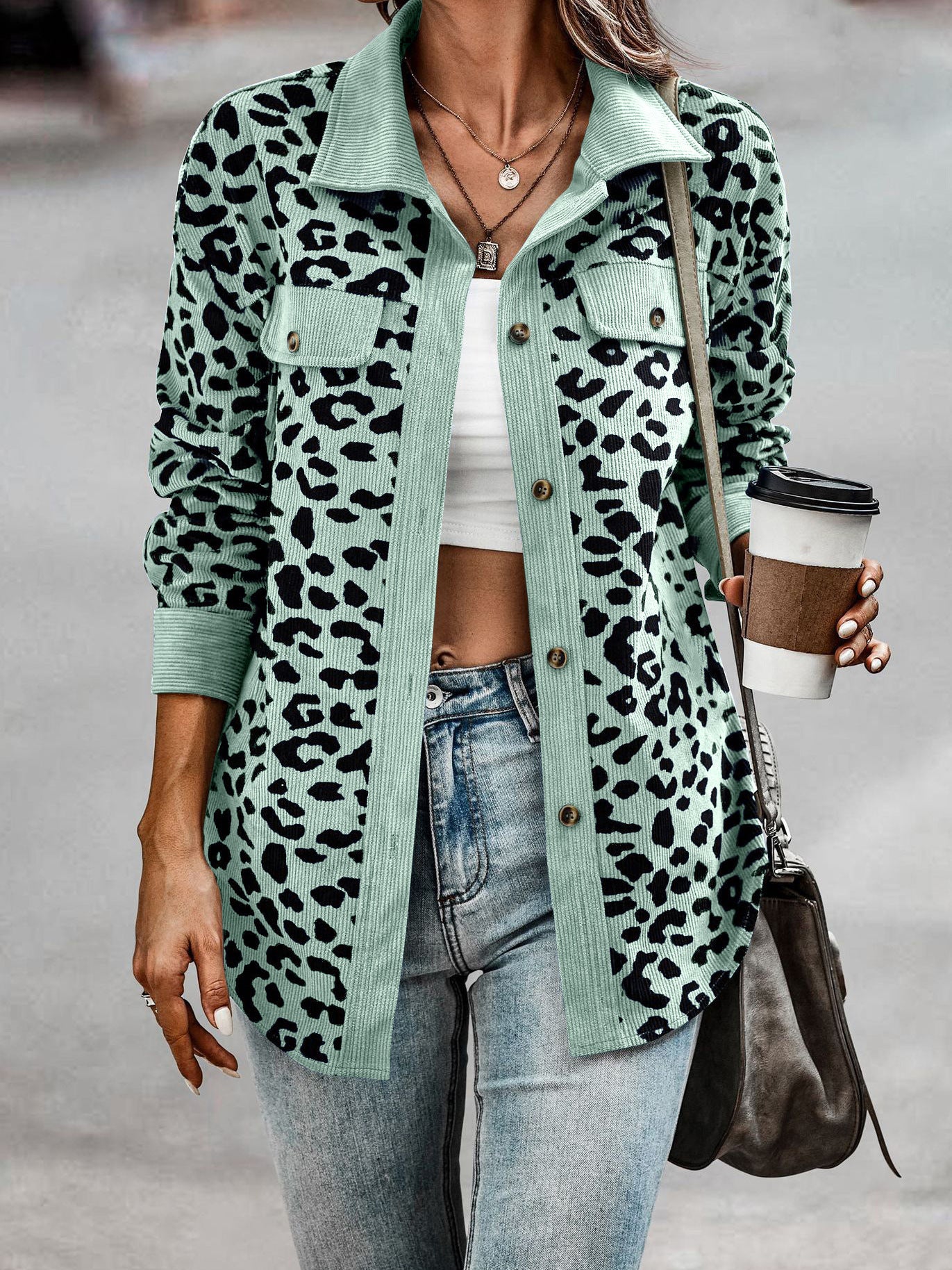 Damen Freizeitjacke mit strukturiertem Leopardenmuster und praktischen Taschen Sovae