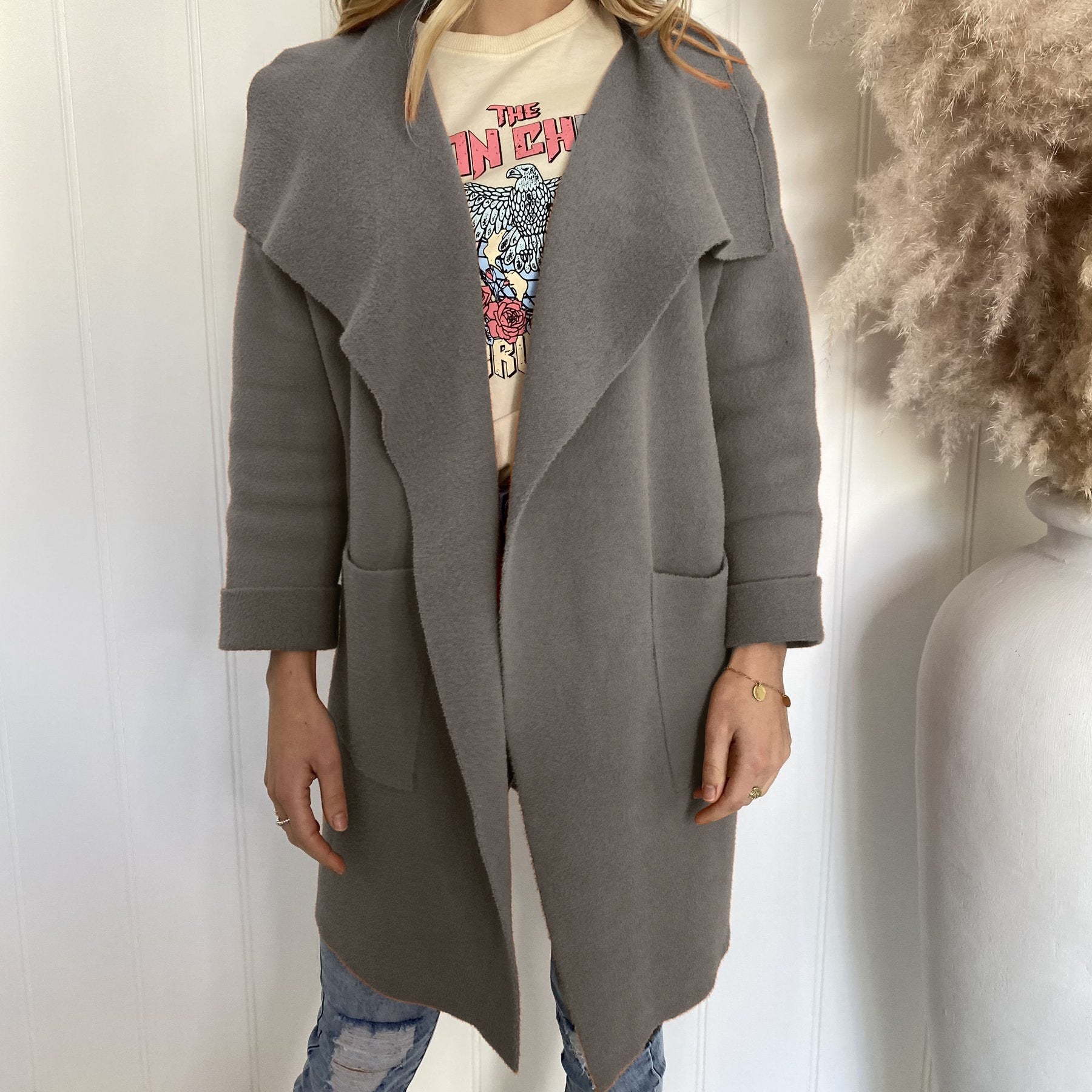 Damen Oversized Strickjacke mit weitem Revers und Taschen Sovae