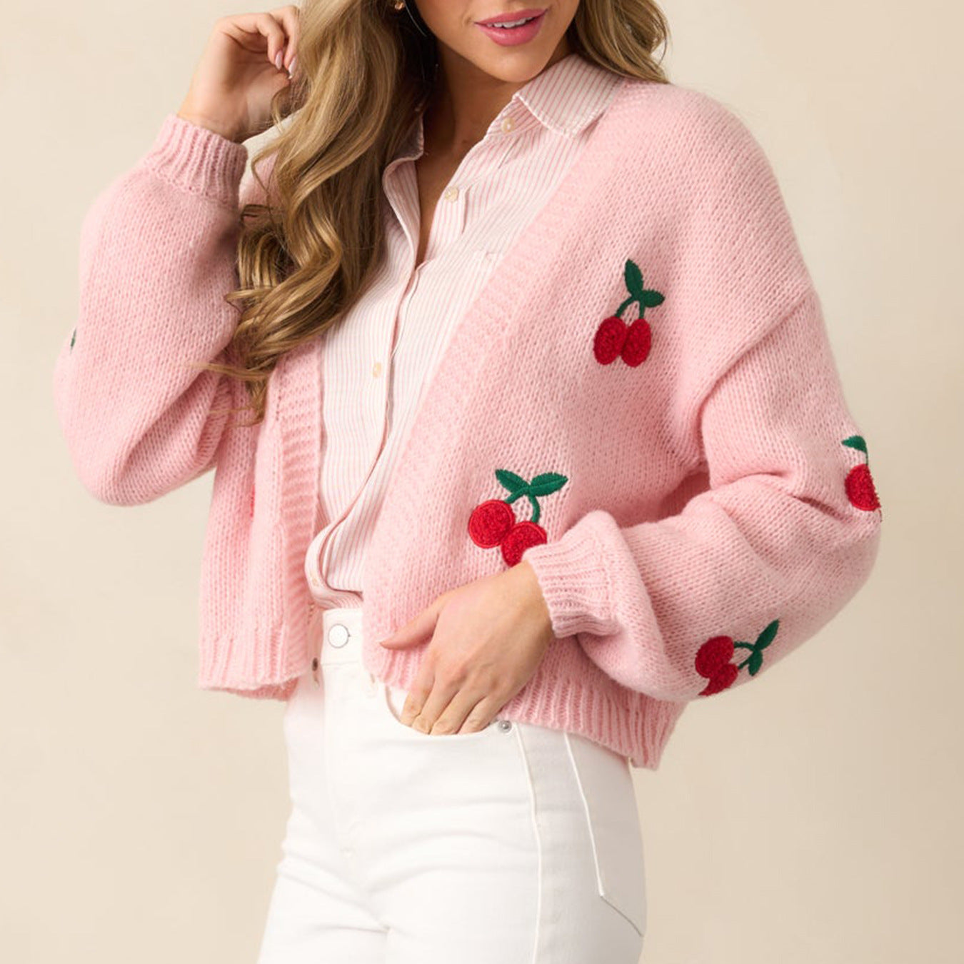 Damen kuschelige Strickjacke mit kirschmotivierten Applikationen Sovae