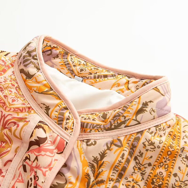 Damen modische Steppjacke mit aufwendigem floralen Muster Sovae