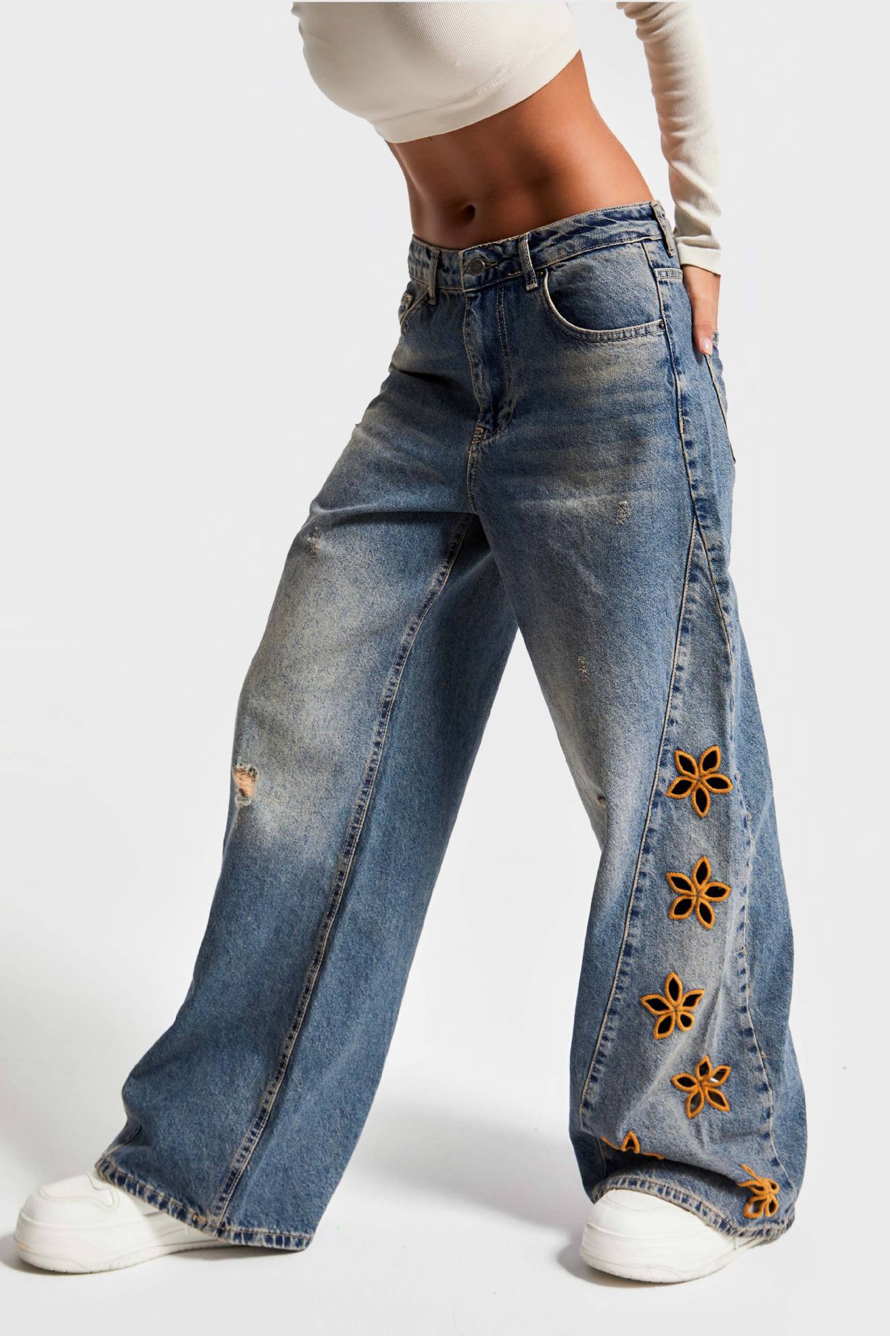 Damen Weit geschnittene Jeans mit floralen Applikationen Sovae