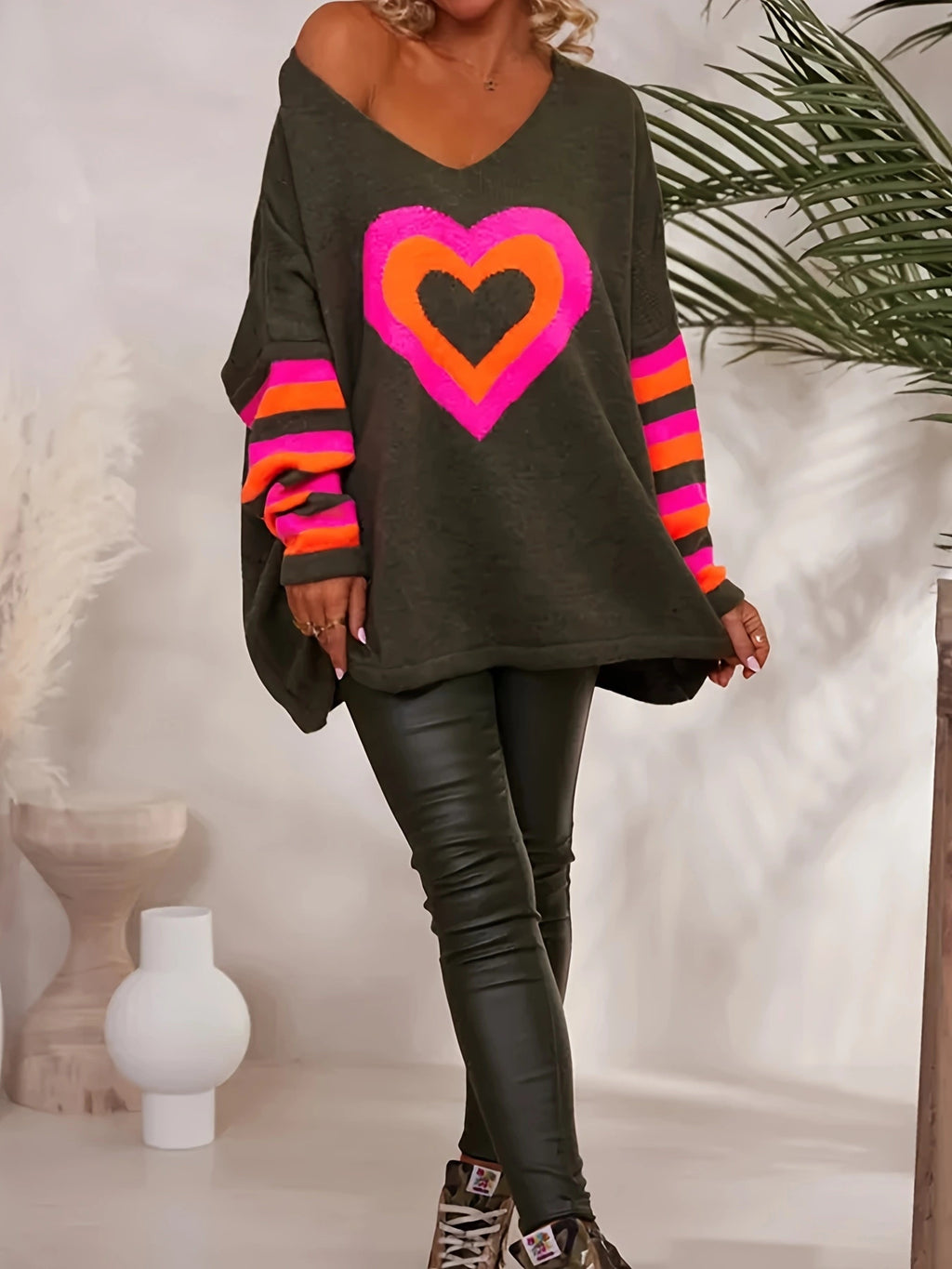 Damen Oversized Pullover mit Herzmotiv und bunten Streifen Sovae