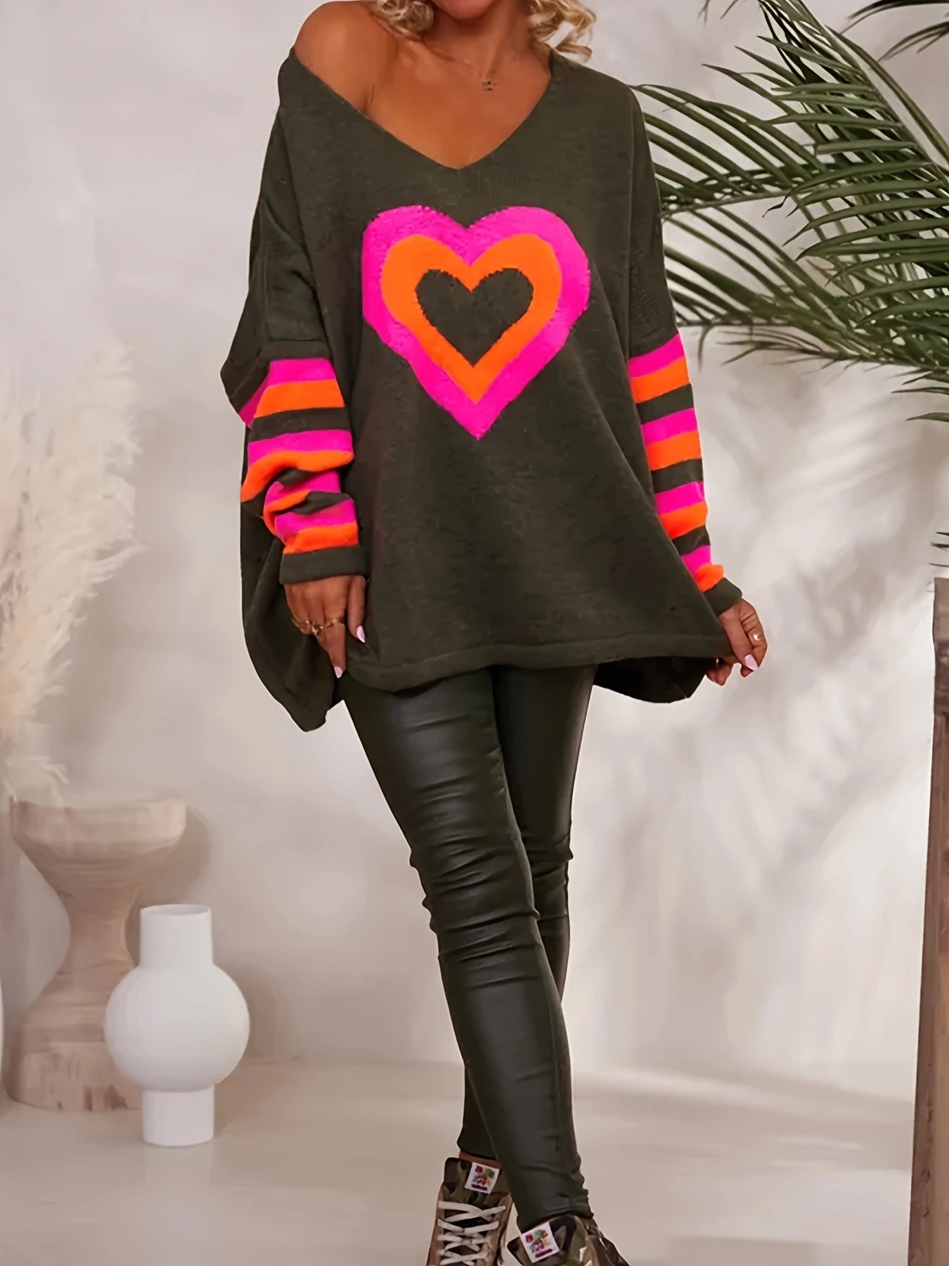 Damen Oversized Pullover mit Herzmotiv und bunten Streifen Sovae