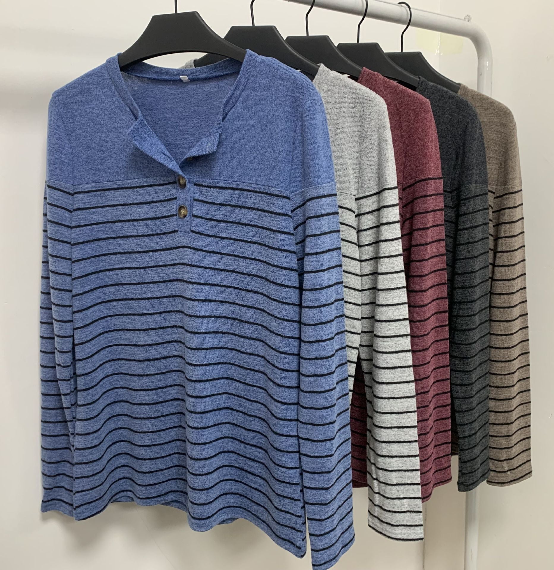 Damen Langarmshirt mit modischem Knopfverschluss und feinen Streifen Sovae