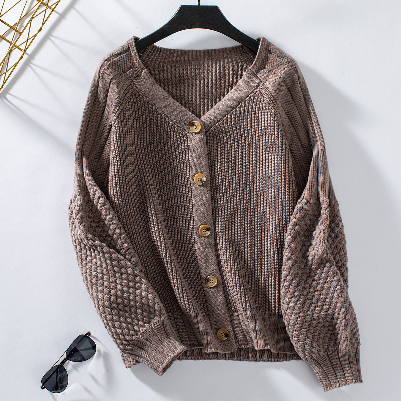 Damen Strickjacke mit strukturierten Ärmeln und Holzknopfdetails Sovae