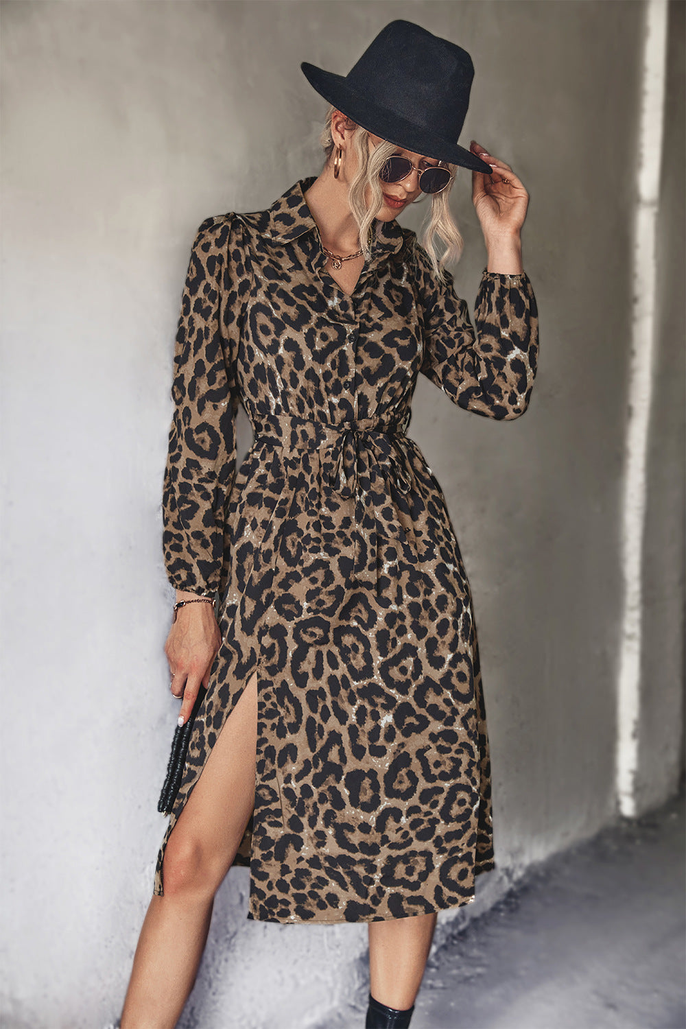 Damen Midi-Kleid mit modernem Leopardenmuster und elegantem Schlitz Sovae