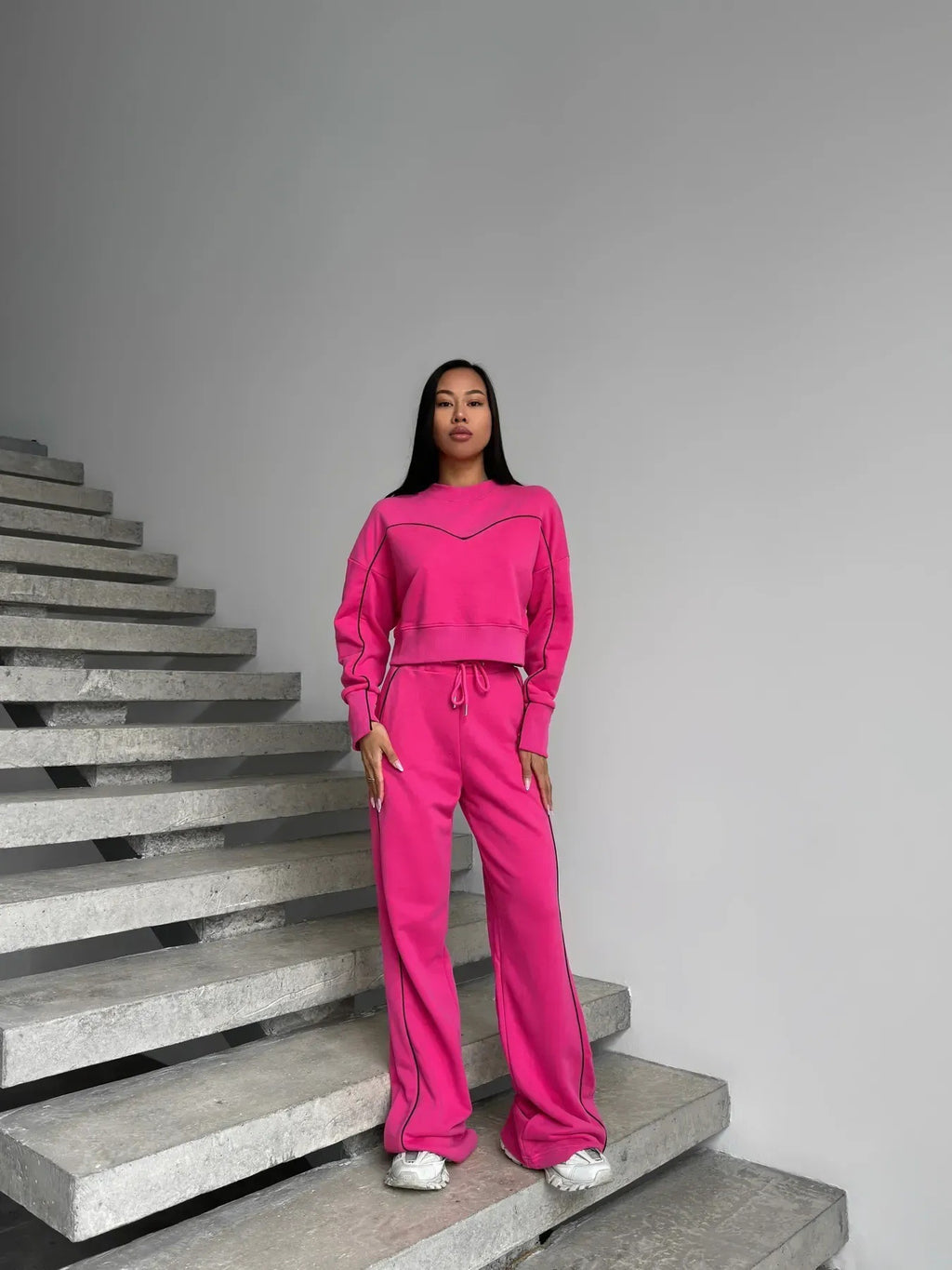 Damen lässiges Sportoutfit mit weitem Schnitt und kontrastiven Details Sovae
