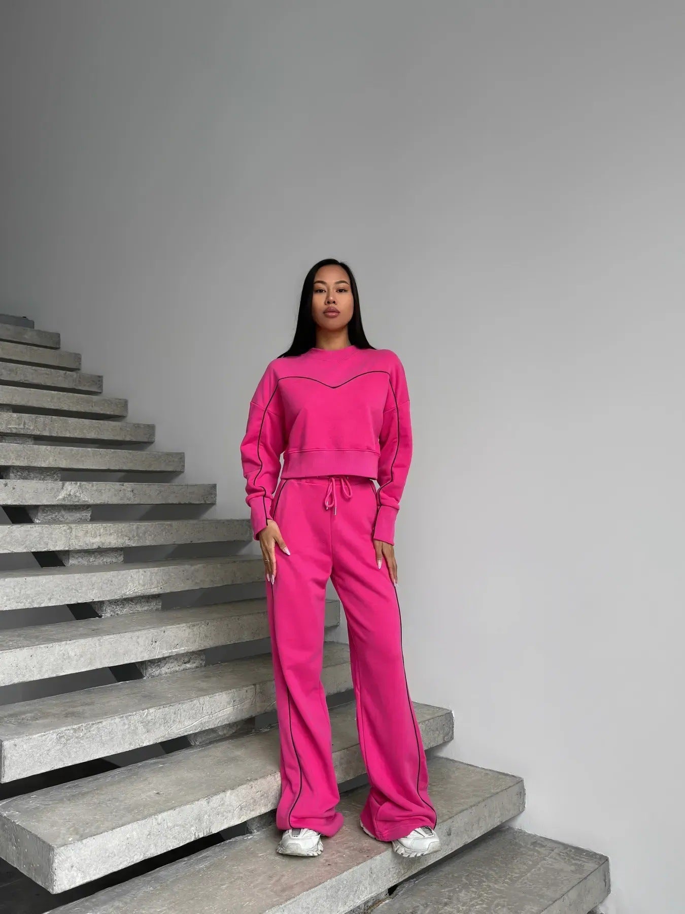 Damen lässiges Sportoutfit mit weitem Schnitt und kontrastiven Details Sovae