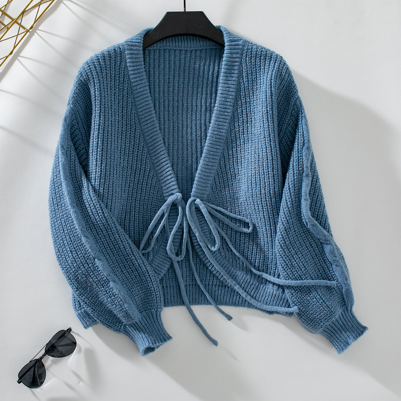 Damen Strickjacke mit voluminösen Ärmeln und dekorativen Bindebändern Sovae