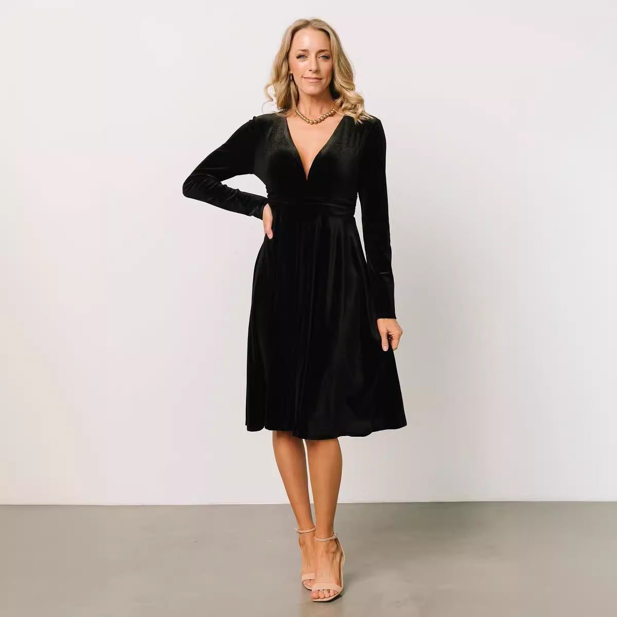 Damen elegantes Midi-Kleid aus luxuriösem Samt mit tiefem V-Ausschnitt Sovae
