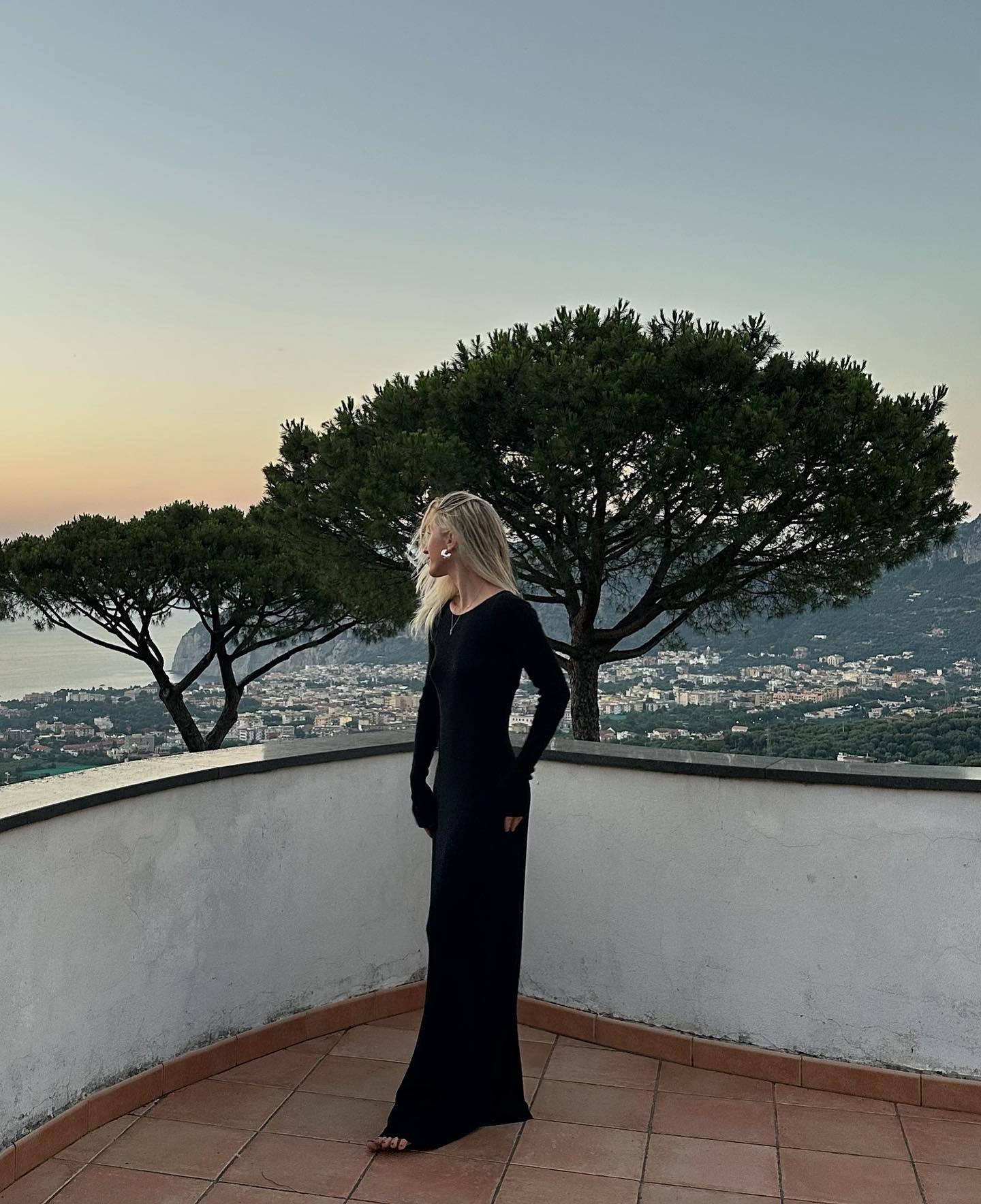 Damen Elegantes Langarm-Minikleid mit figurbetonter Silhouette und asymmetrischem Saum Sovae