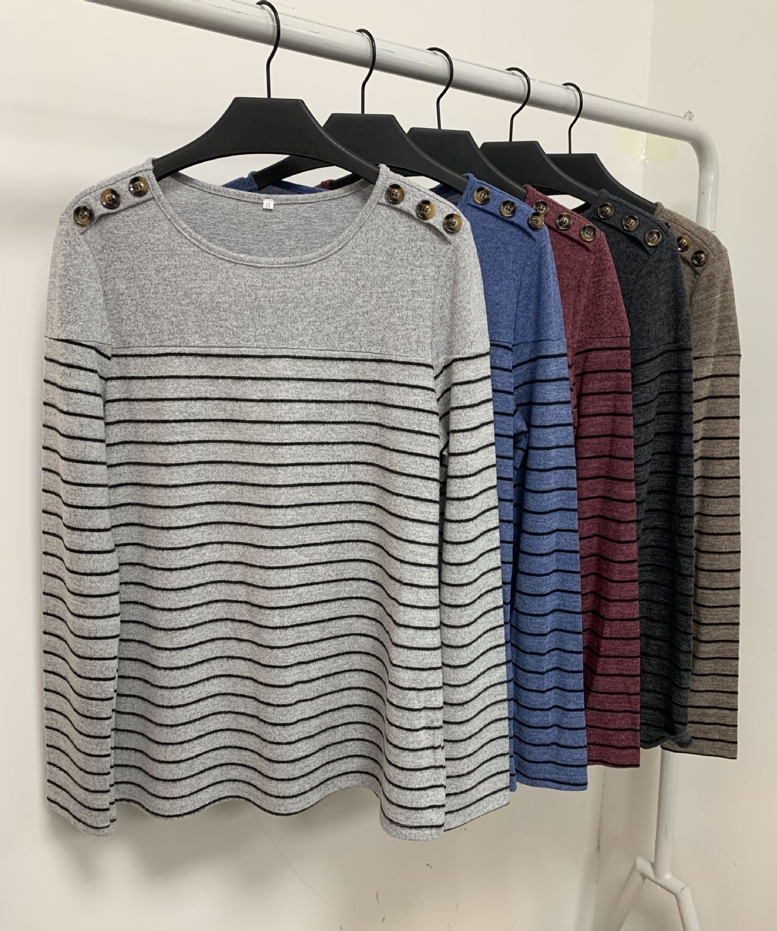 Damen modisches Langarmshirt mit Streifenmuster und dekorativen Knöpfen Sovae