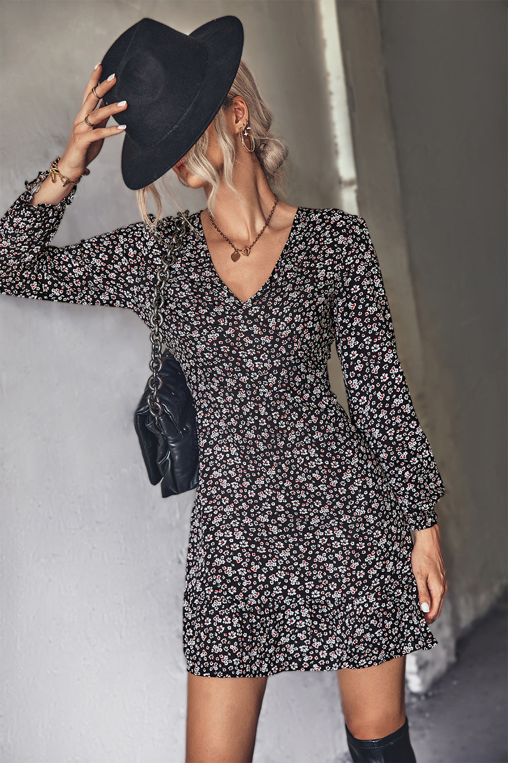 Damen Minikleid mit verspieltem floralem Muster und femininem V-Ausschnitt Sovae