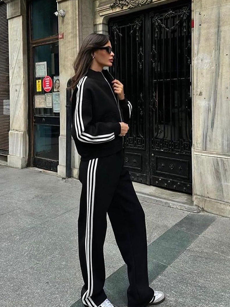 Damen Sportlicher Loungewear-Anzug mit hohem Kragen und seitlichen Streifen Sovae