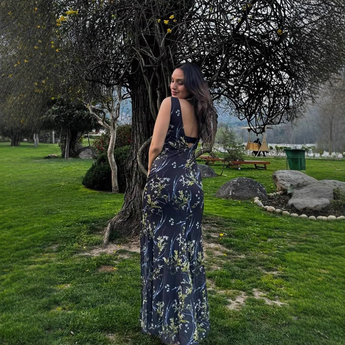 Damen Maxikleid mit floralen Akzenten und elegantem V-Ausschnitt Sovae