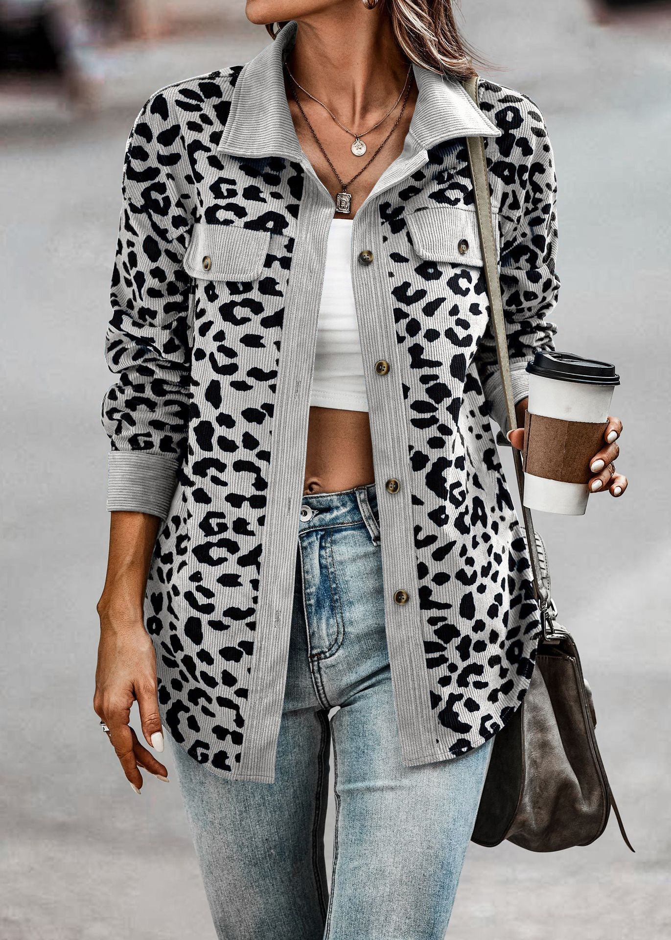 Damen Freizeitjacke mit strukturiertem Leopardenmuster und praktischen Taschen Sovae