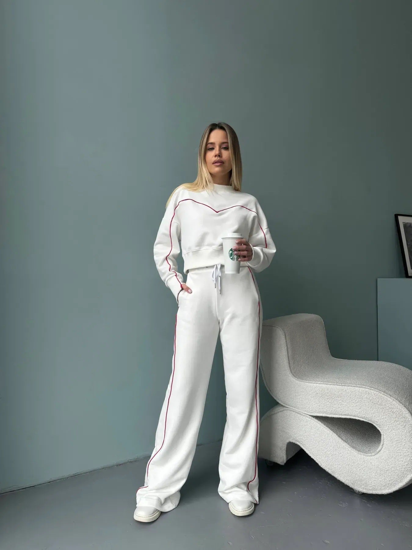 Damen lässiges Sportoutfit mit weitem Schnitt und kontrastiven Details Sovae