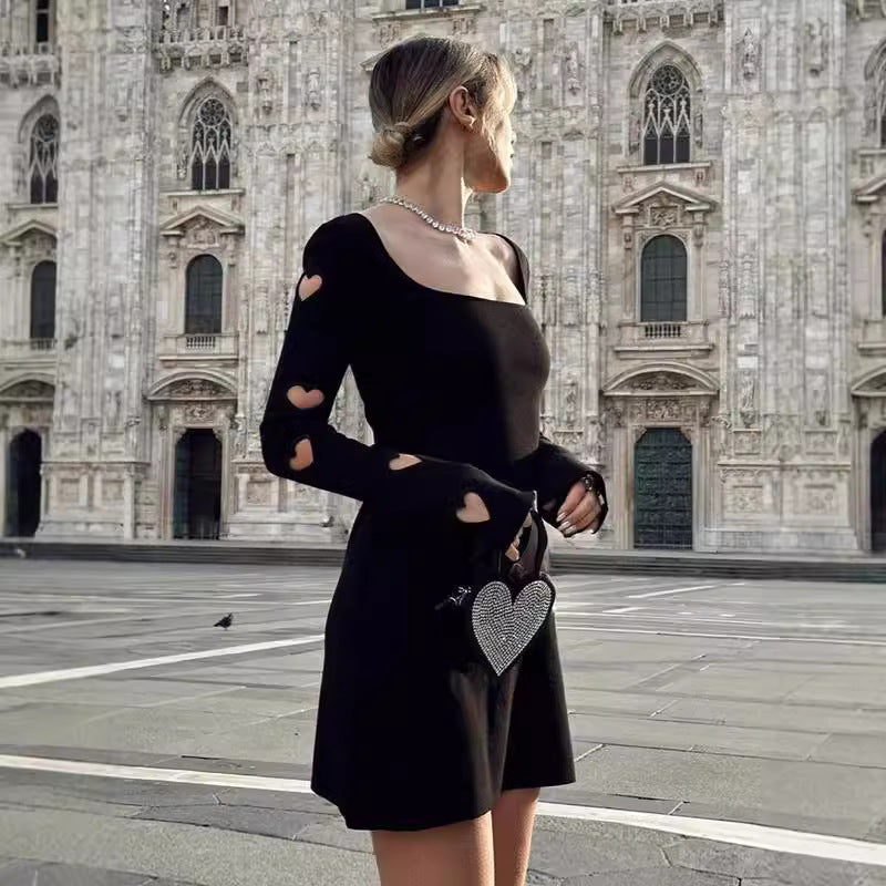 Damen Mini Kleid mit asymmetrischem Herz-Ausschnitt und Cut-Out-Ärmeln Sovae