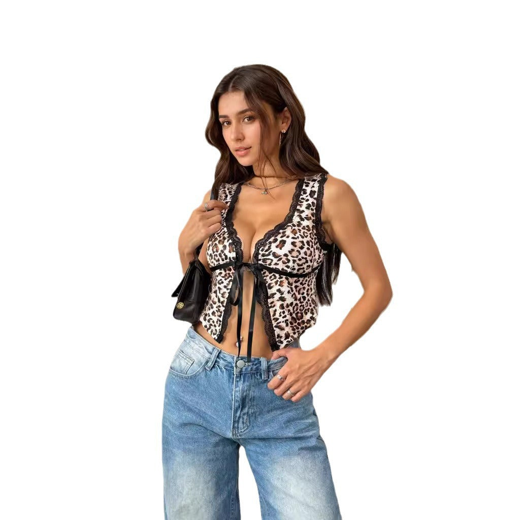 Damen modisches Spitzenoberteil mit Leoprint und romantischem Kreuzdetails Sovae