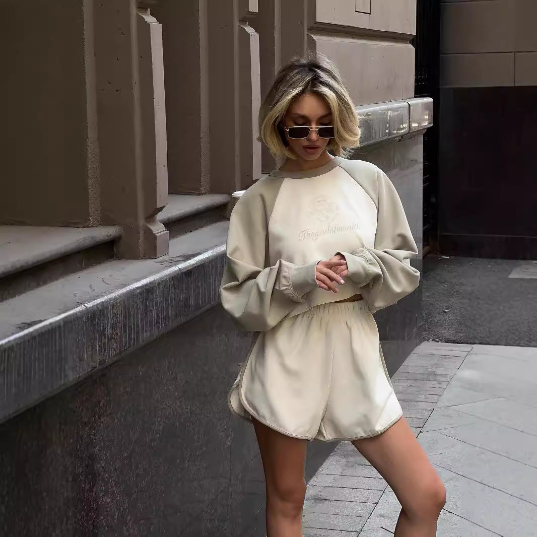 Damen Sportliches Set mit Oversized Pullover und lässigen Shorts Sovae