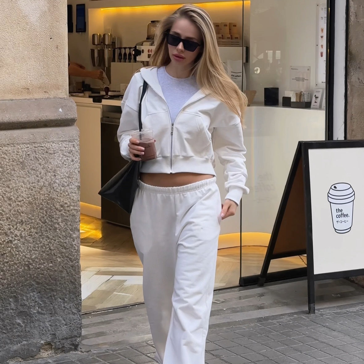 Damen modisches sportliches Set mit kurzem Zip-Hoodie und entspannter Hose Sovae