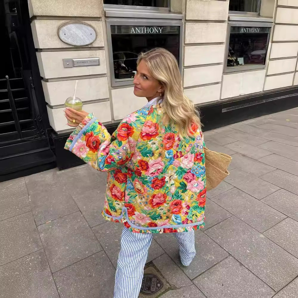 Damen Patchwork Steppjacke mit buntem Blumenmuster und Knopfdetails Sovae