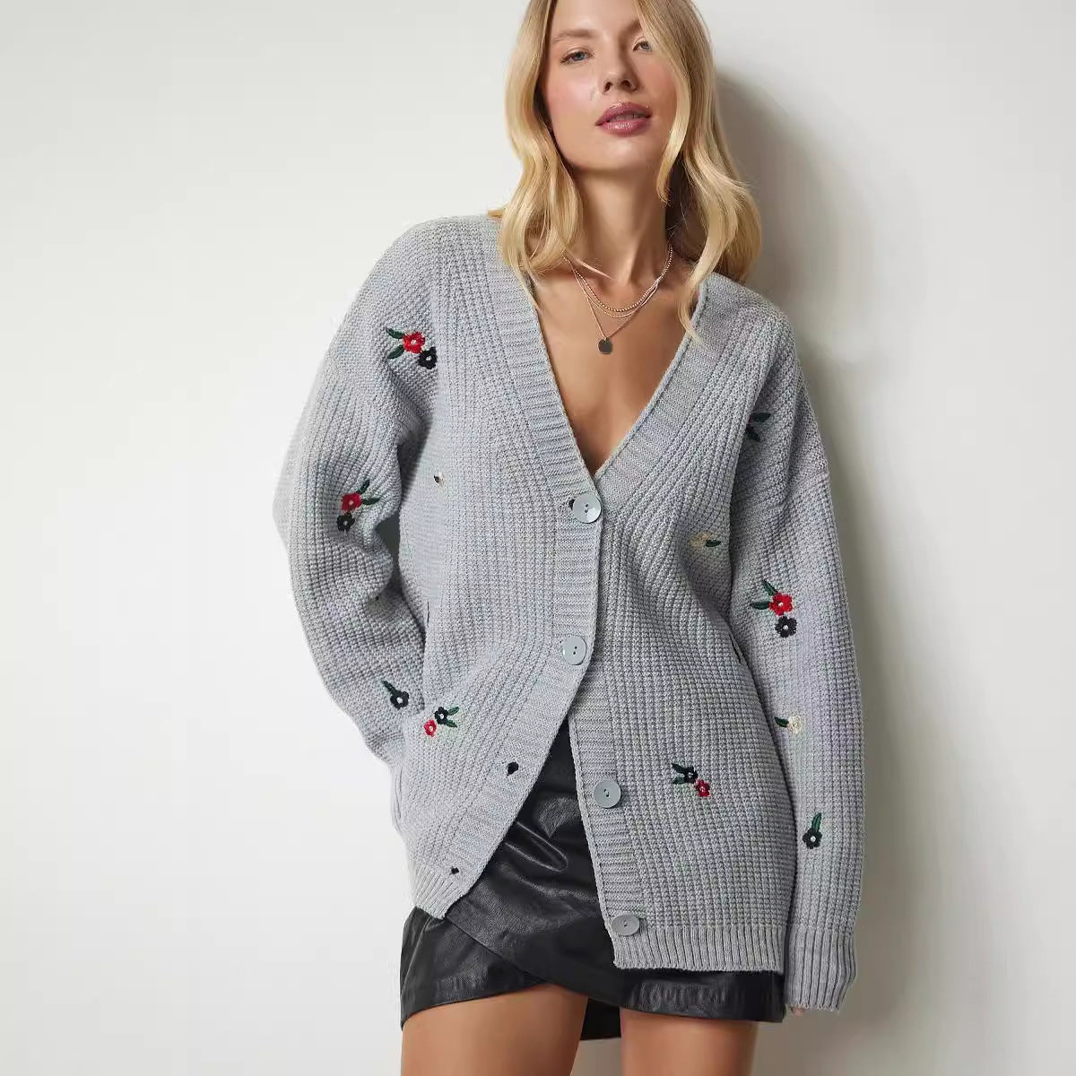 Damen Strickjacke mit floralem Stickdesign und komfortablem Schnitt Sovae