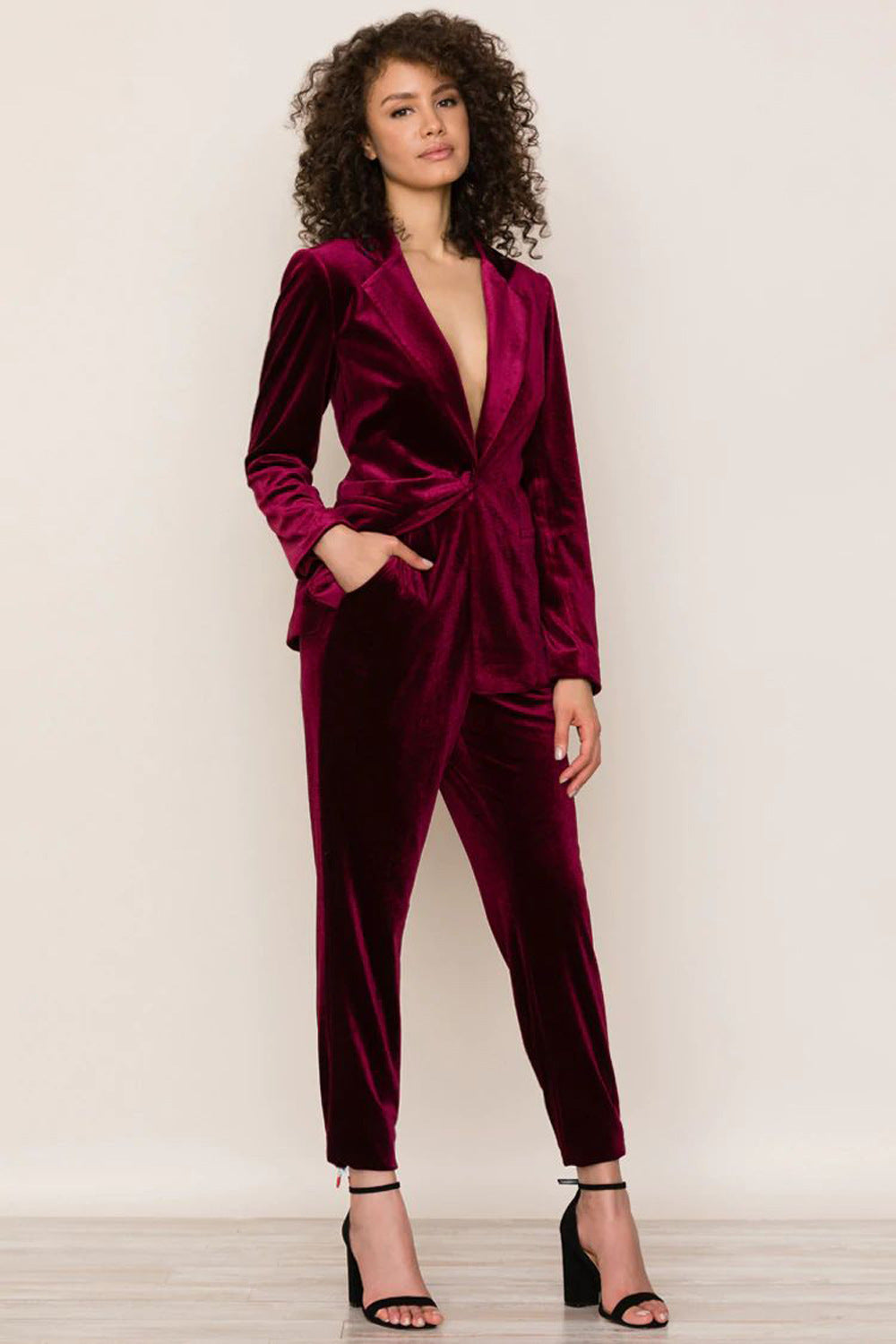 Damen Eleganter und figurbetonter Velvet-Jumpsuit Sovae
