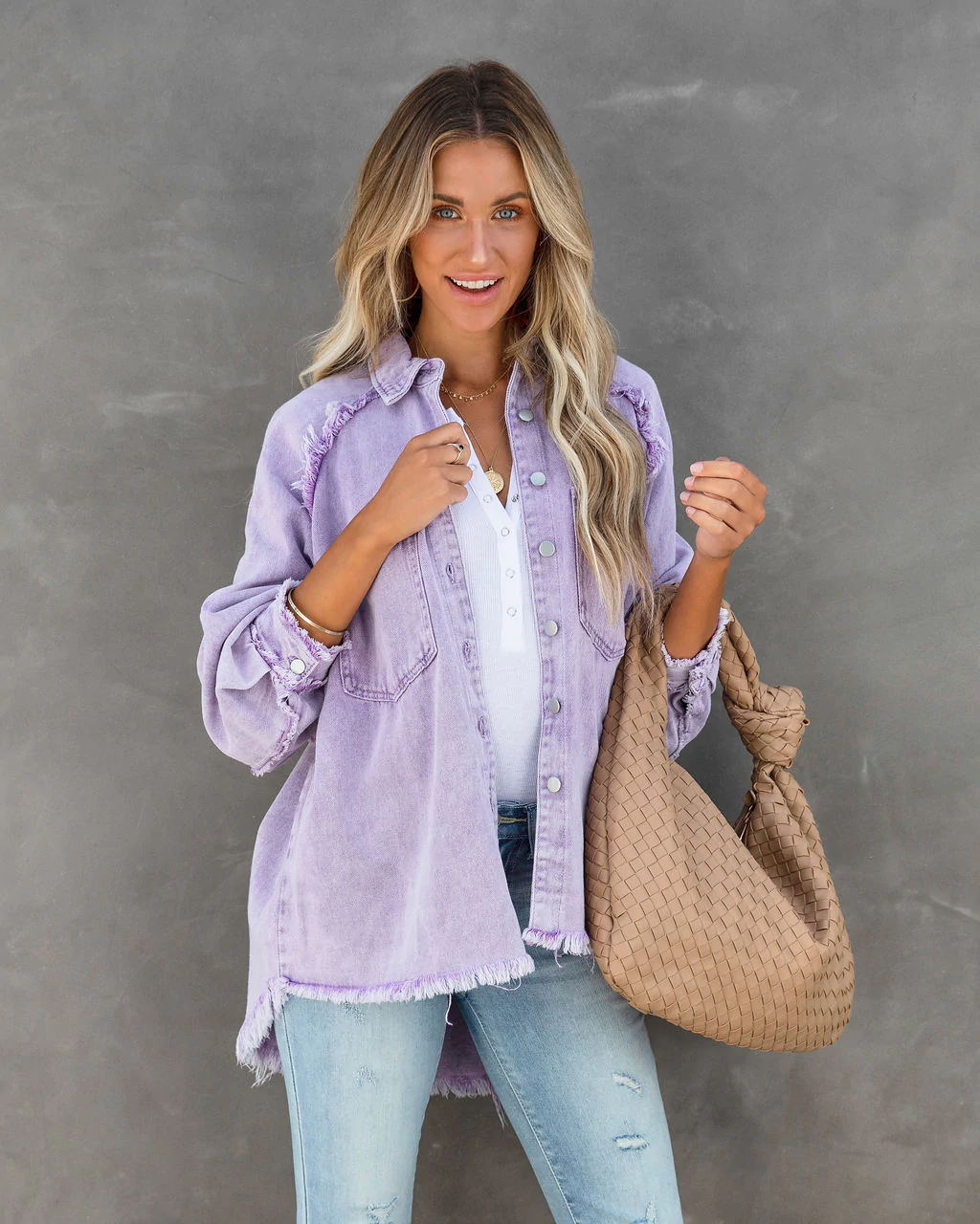 Damen übergroße Denim-Hemdenjacke mit fransigen Details Sovae