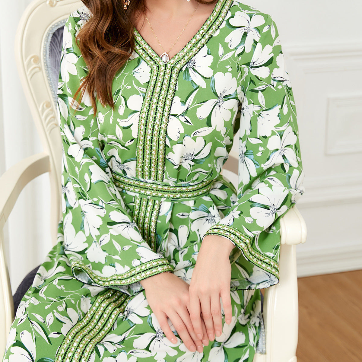 Damen Trachtenkleid mit floralem Design und seitlichem Schlitz Sovae