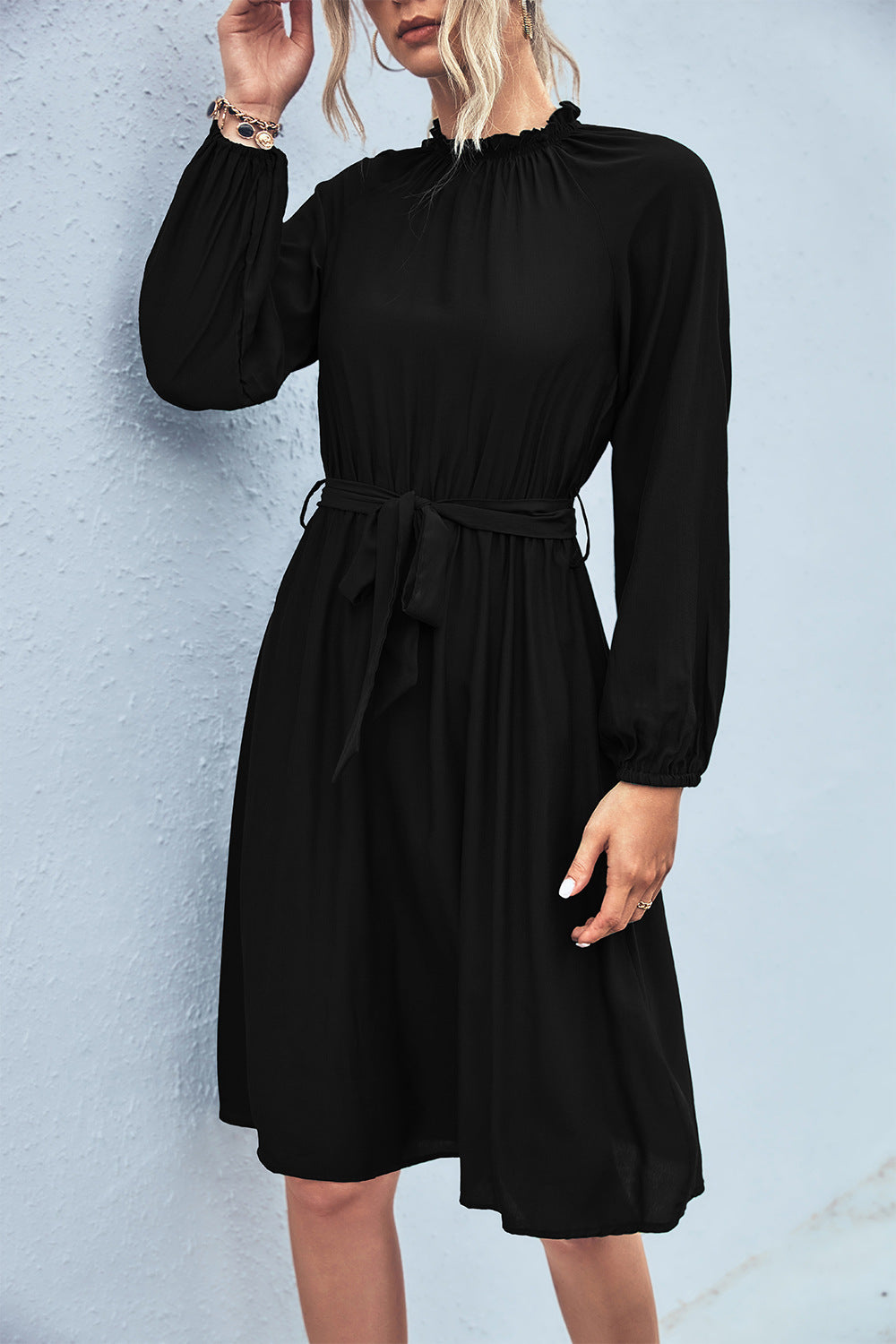 Damen Midi-Kleid mit elastischem Taillengürtel und femininen Puffärmeln Sovae