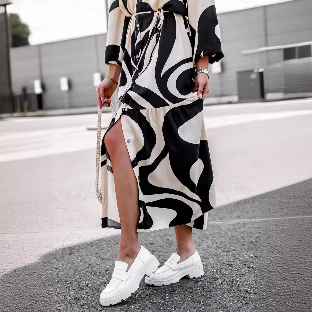 Damen Maxikleid mit modernem Muster und praktischem Taillengürtel Sovae