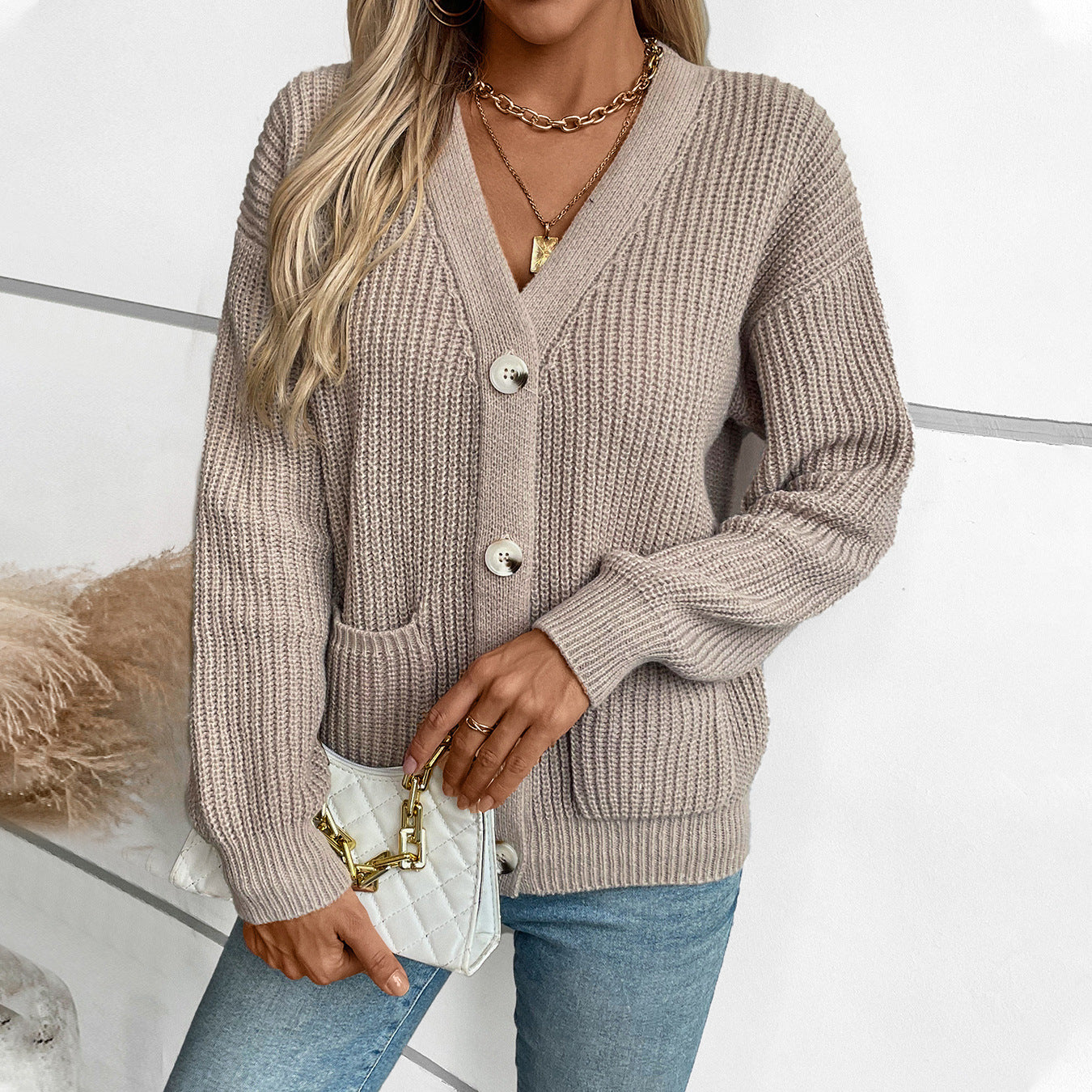 Damen Strickjacke mit tiefem V-Ausschnitt und praktischen Taschen Sovae