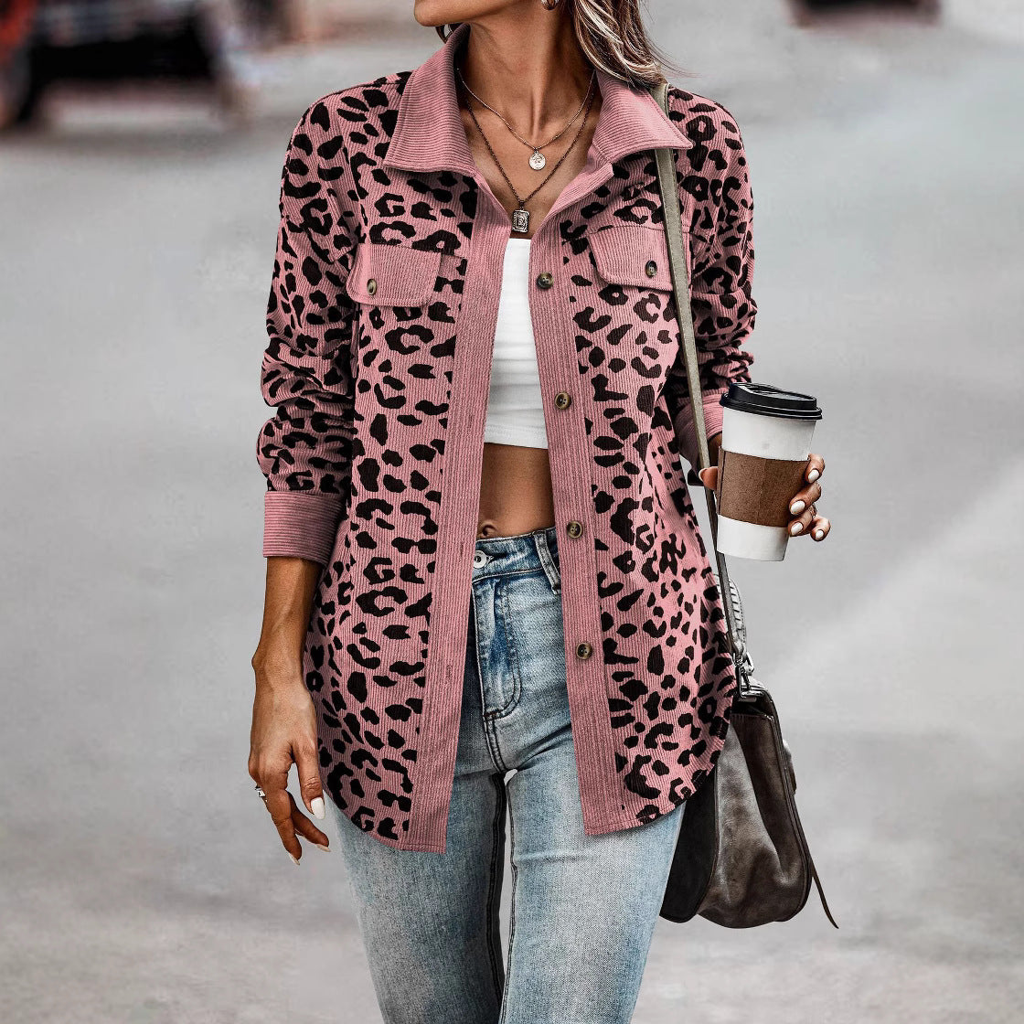 Damen Jacke im Leopardenmuster mit strukturiertem Stoff und praktischen Taschen Sovae