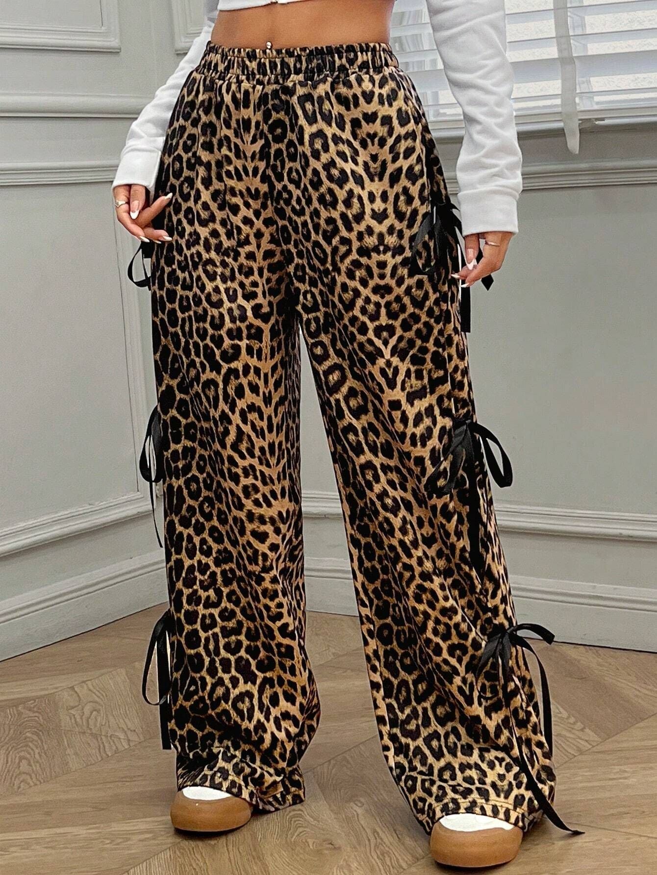 Damen Weit geschnittene Cargohose mit Leopardenmuster und eleganten Schnürdetails Sovae