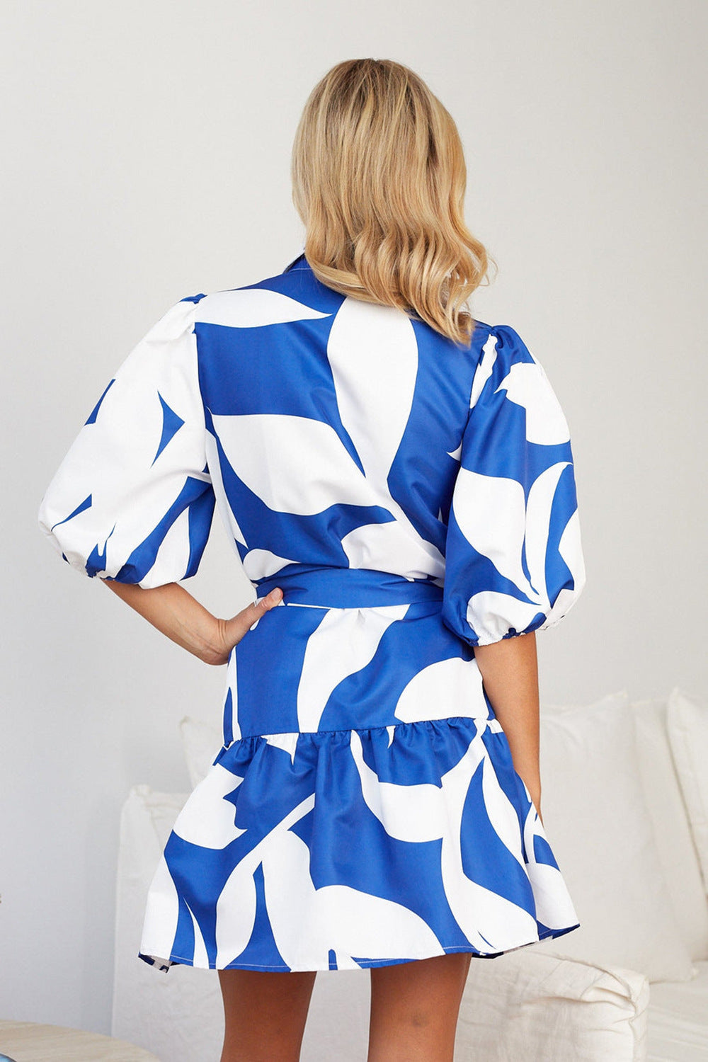 Damen Kurzkleid mit taillierbarem Gürtel und Puffärmeln Sovae