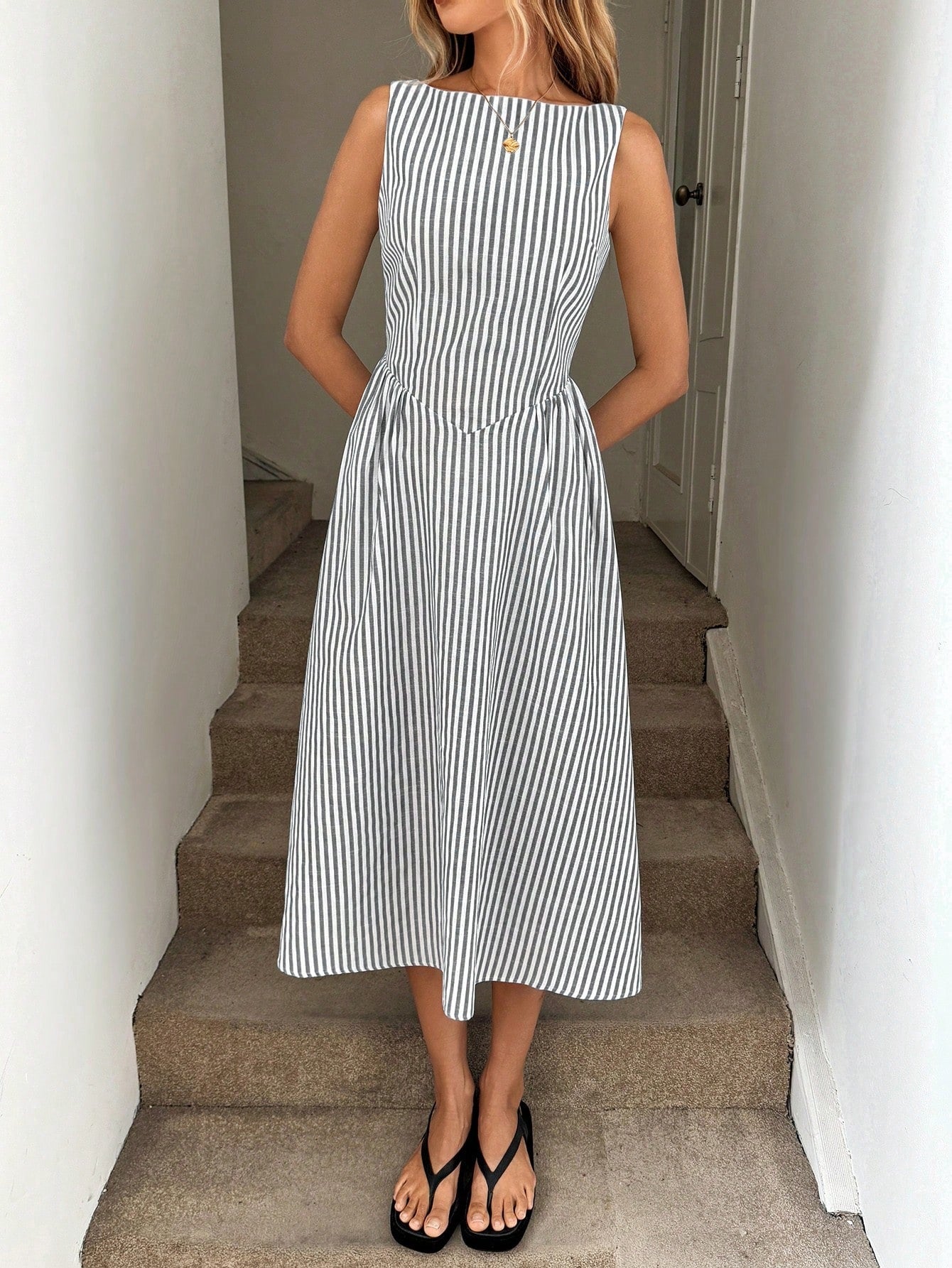Damen Midi-Kleid mit schmalen Streifen und taillierter Silhouette Sovae