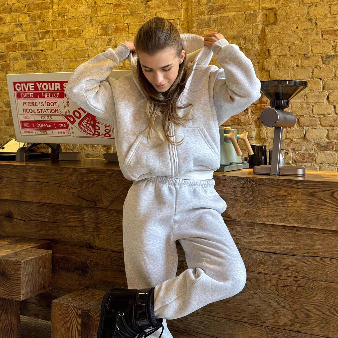 Damen modisches sportliches Set mit kurzem Zip-Hoodie und entspannter Hose Sovae