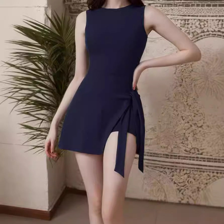 Damen Bademode mit asymmetrischer Drapierung und seitlichem Bindegürtel Sovae